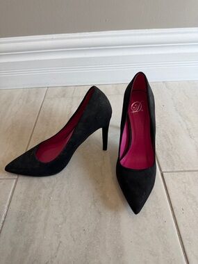 Delicious Black Suede Pointed-Toe Pumps with Pink Insole